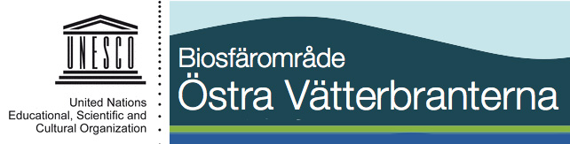 Sammanfogade loggor för UNESCO och Biosfärområde Östra Vätterbranterna. Sammanfogade loggor för UNESCO och Biosfärområde Östra Vätterbranterna.