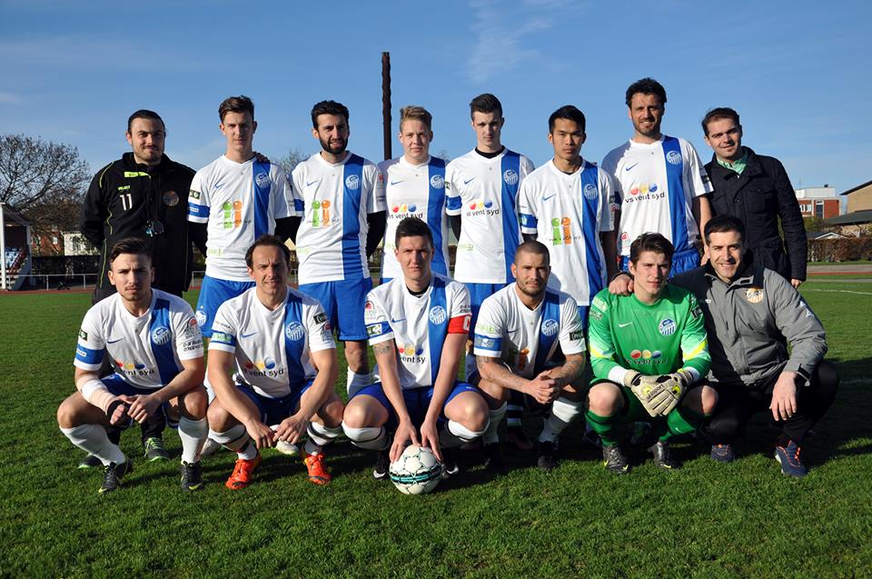 Bosna-Rydsgårds AIF 2-2, , Tränare Amar Caluk, Adi Basagicm Edin Zverotic, Henrik Ilmanen, Amko Alic, Apichai Munotsa, Ersan Mujevic, tränare haris Saranovic, Damir Bislimi, Semir Samardzic, Senad Dugalic, Emil Vidovic, Enes Mujadzic, målvaktstränare Ernes Haracic Bosna-Rydsgårds AIF 2-2, , Tränare Amar Caluk, Adi Basagicm Edin Zverotic, Henrik Ilmanen, Amko Alic, Apichai Munotsa, Ersan Mujevic, tränare haris Saranovic, Damir Bislimi, Semir Samardzic, Senad Dugalic, Emil Vidovic, Enes Mujadzic, målvaktstränare Ernes Haracic