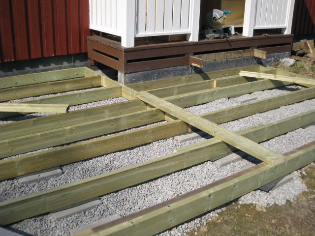 Att bygga altan. excellent det blev en liten trapp shr p trall ...