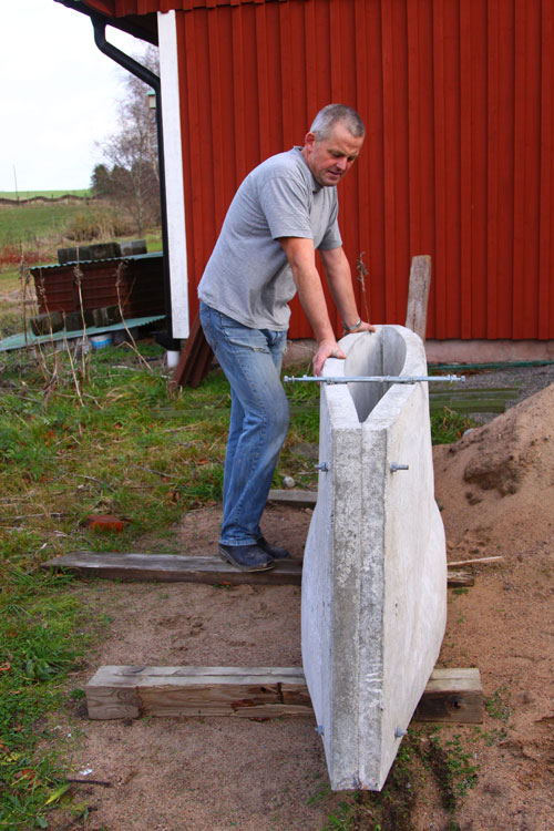 På bilden ser ni formen till kölen, och båtbyggaren J O Markow.