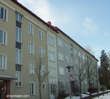 Fastigheten sedd från parkeringen.
