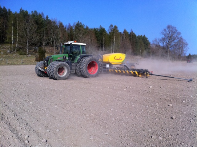 Vårsåden började 18 april i år, såmaskin Camiljont.