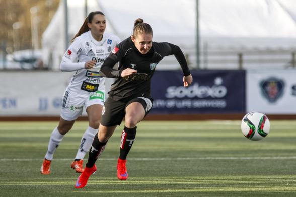 Manon Melis försökte och försökte. Men i hemmapremiären ville det sig inte riktigt för KGFC. 0-0 mot Piteå och efteråt menade tjejerna att de inte kom upp i normal standard. Foto: PER MONTINI Manon Melis försökte och försökte. Men i hemmapremiären ville det sig inte riktigt för KGFC. 0-0 mot Piteå och efteråt menade tjejerna att de inte kom upp i normal standard. Foto: PER MONTINI