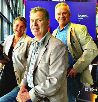 Ägarna från vänster Charlotte o Kjell Pettersson,Kenneth Kull Ägarna från vänster Charlotte o Kjell Pettersson,Kenneth Kull