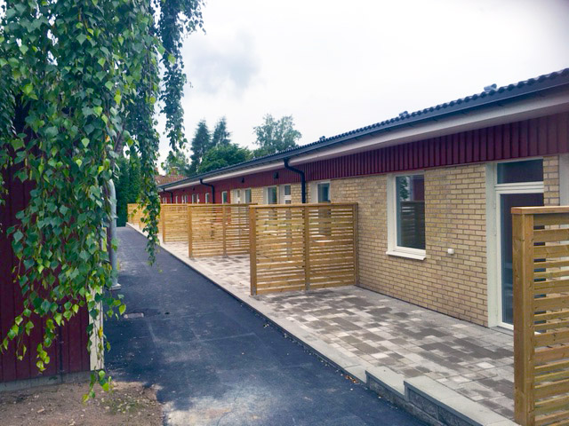 Uteplats i markplan ökar attraktiviteten och tillgängligheten. Lägenheter som människor vill flytta till lägger grund för rörelse på bostadsmarknaden. Uteplats i markplan ökar attraktiviteten och tillgängligheten. Lägenheter som människor vill flytta till lägger grund för rörelse på bostadsmarknaden.