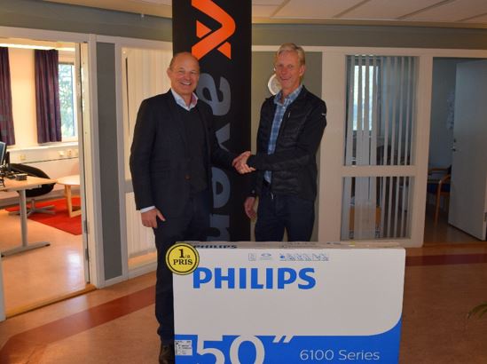 Axemas VD Philip Wachtmeister lämnar över 1:a-priset till en glad Stefan Spennare, Larmator AB. Axemas VD Philip Wachtmeister lämnar över 1:a-priset till en glad Stefan Spennare, Larmator AB.