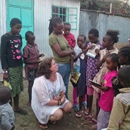 Skolmaterial förmedlas till barnen. Narobi , Kenya Skolmaterial förmedlas till barnen. Narobi , Kenya