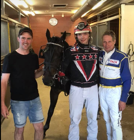 Jörgen, Copitex, Lukas och Jorma Kontio som var på plats i vårt hästägarrum och självklart ville han gratulera till segern! Jörgen, Copitex, Lukas och Jorma Kontio som var på plats i vårt hästägarrum och självklart ville han gratulera till segern!