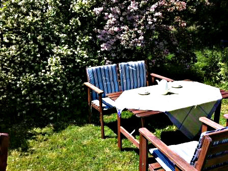 Fika i vår trädgård Fika i vår trädgård