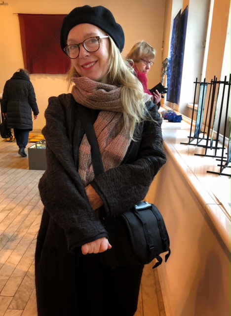 Kim i en av de jackor hon designat under märker Hallelomakka. Just nu var jackan under test för att se hur materialet reagerar efter en tids slitage. Kim i en av de jackor hon designat under märker Hallelomakka. Just nu var jackan under test för att se hur materialet reagerar efter en tids slitage.
