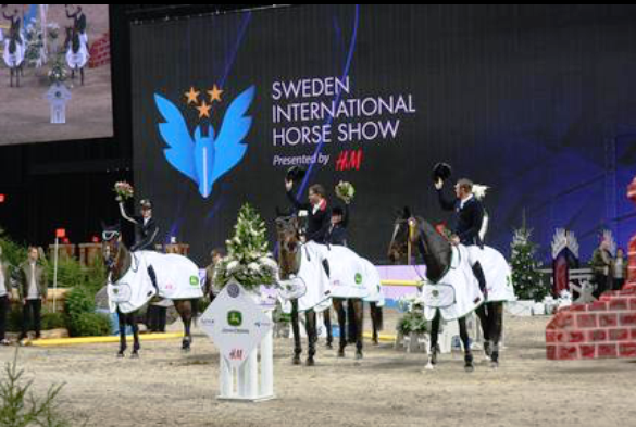 Prisutdelning SIHS hopplaget vann mot fälttävlandslaget i Ride & Drive på lånade hästar. Prisutdelning SIHS hopplaget vann mot fälttävlandslaget i Ride & Drive på lånade hästar.