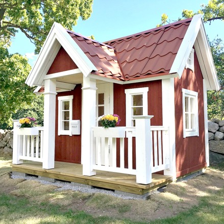 Lekstuga Lektema, Snickarglädje från Gaveldekor. Snygga, fina och snyggt förråd, snygg trädgårdsbod,Friggebod, Redskapsbod och Sheshed från svenska Della´ garden. Ett vackert förråd & redskapsbod med många tillval, samt lekstugor och snickarglädje.