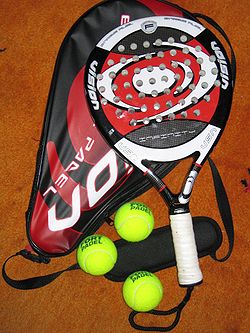 Padelracket och dess speciella padelbollar, snarlika tennisbollar. Padelracket och dess speciella padelbollar, snarlika tennisbollar.