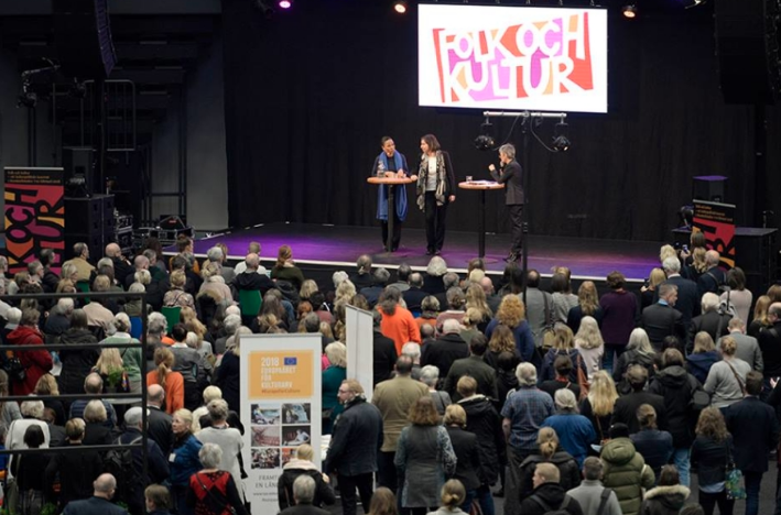 Syntolkning: Stor publik framför scen där Alice Bah Khunke, Isabella Lövin och Nedjma Chaouche står. Syntolkning: Stor publik framför scen där Alice Bah Khunke, Isabella Lövin och Nedjma Chaouche står.