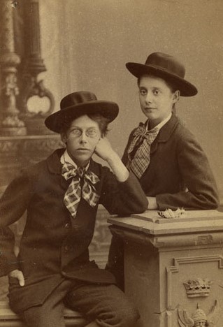 Fotografi föreställande Lotten Rönqvist och Karin Wästbäck, fotograf Waldemar Dahllöf Fotografi föreställande Lotten Rönqvist och Karin Wästbäck, fotograf Waldemar Dahllöf