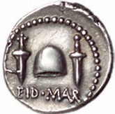 Tyrann? Mynt som caesarmördaren Marcus Brutus lät prägla. EID MAR är en förkortning med äldre stavning av Idus Martiae, romarnas benämning på den 15 mars, dagen då mordet utfördes. En pileus, den mössa som slavar fick ta på sig när de frigavs, flankeras av knivarna som användes för att döda "tyrannen". Symboliken med slaven som får sin frihet kan inte vara tydligare: staten hade befriats från tyrannen. Tyrann? Mynt som caesarmördaren Marcus Brutus lät prägla. EID MAR är en förkortning med äldre stavning av Idus Martiae, romarnas benämning på den 15 mars, dagen då mordet utfördes. En pileus, den mössa som slavar fick ta på sig när de frigavs, flankeras av knivarna som användes för att döda "tyrannen". Symboliken med slaven som får sin frihet kan inte vara tydligare: staten hade befriats från tyrannen.