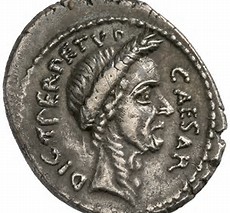 Statsman? Mynt som framställer Caesar som dictator perpetuo - diktator på livstid. Allvarlig, fårad och lagerkrönt. En statsman som skulle lösa samhällets problem och skapa lugn i riket. Det var nog så Caesar ville att hans samtid skulle uppfatta honom. Statsman? Mynt som framställer Caesar som dictator perpetuo - diktator på livstid. Allvarlig, fårad och lagerkrönt. En statsman som skulle lösa samhällets problem och skapa lugn i riket. Det var nog så Caesar ville att hans samtid skulle uppfatta honom.