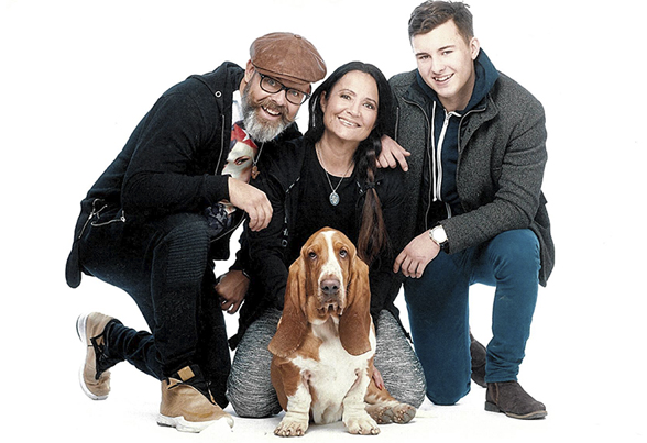 Familjen Dröse & Norberg: Robert Dröse, Anna Norberg, Theo Dröse och hunden Ulrik Familjen Dröse & Norberg: Robert Dröse, Anna Norberg, Theo Dröse och hunden Ulrik