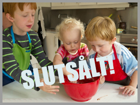 Tuffa barnförkläden i flera olika färgställningar.