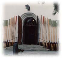 Järvsö kyrka med kyrkbåtsåror resta vid ingången. Järvsö kyrka med kyrkbåtsåror resta vid ingången.