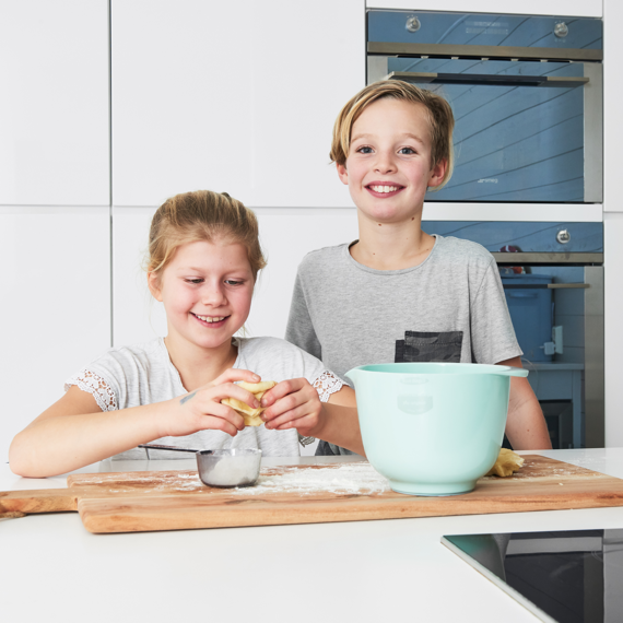 Två barn som bakar