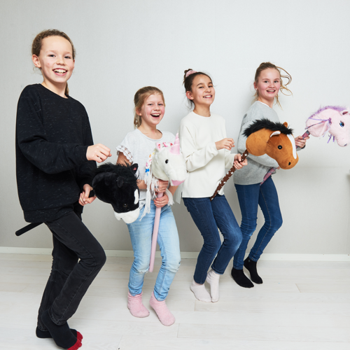 Barn som lker med käpphästar