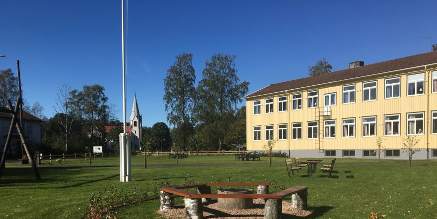 Vandrarhem nära Ullared. Mycket prisvärt, nyrenoverat vandrarhem i nära skog & sjö bara 30 minuter från Gekås i Ullared. Djur- & barnvänligt. Vårt vandrarhem har familjerum och stora lek ytor inne & ute. Vandrarhem nära Ullared. Mycket prisvärt, nyrenoverat vandrarhem i nära skog & sjö bara 30 minuter från Gekås i Ullared. Djur- & barnvänligt. Vårt vandrarhem har familjerum och stora lek ytor inne & ute.