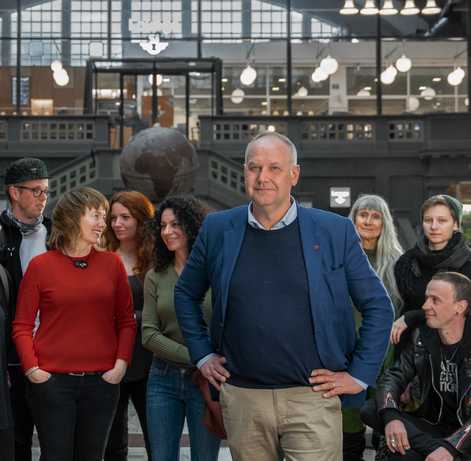 Detta är bilden där mannen till höger har en Afa-tröja. Foto: Vänsterpartiet. Detta är bilden där mannen till höger har en Afa-tröja. Foto: Vänsterpartiet.