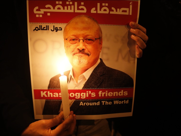 Lefteris Pitarakis/AP/TT En bild på den mördade saudiske journalisten Jamal Khashoggi hålls upp under en minnesstund för honom utanför det saudiska konsulatet i Istanbul i oktober i fjol. Arkivblid. Lefteris Pitarakis/AP/TT En bild på den mördade saudiske journalisten Jamal Khashoggi hålls upp under en minnesstund för honom utanför det saudiska konsulatet i Istanbul i oktober i fjol. Arkivblid.