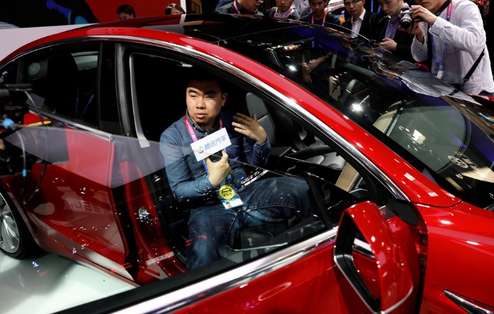 Tesla Model 3 visas upp under Auto China 2018 motorshow i Beijing. Fotro: REUTERS/Damir Sagolj. TT. Tesla Model 3 visas upp under Auto China 2018 motorshow i Beijing. Fotro: REUTERS/Damir Sagolj. TT.