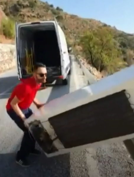 Foto: Från videon som polisen i Spanien offentliggjort. Foto: Från videon som polisen i Spanien offentliggjort.