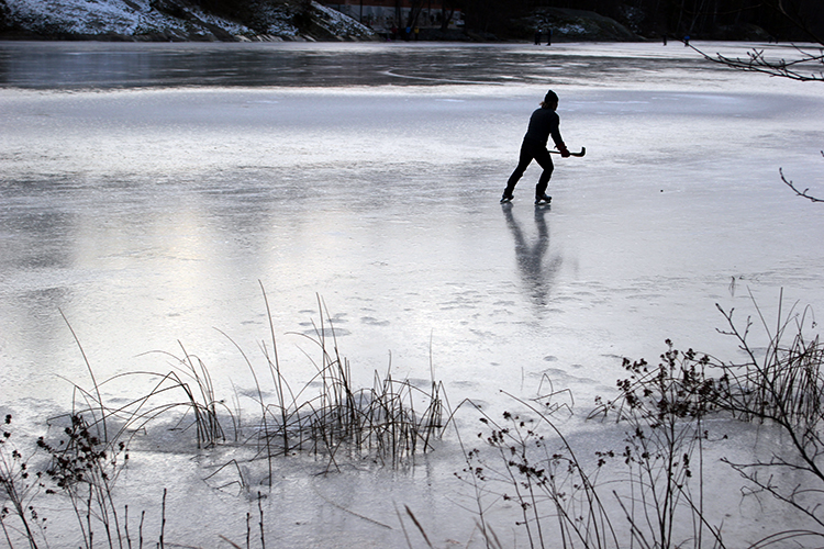 Skridskoåkning på Kottlasjön Foto: Bengt Jansson. Skridskoåkning på Kottlasjön Foto: Bengt Jansson.