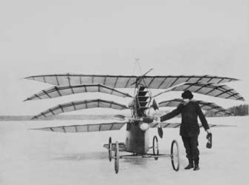 Nyberg visar upp sitt lilla flygplan ”Flugan” på Grönstavikens is under en av sina otaliga provturer. Nyberg visar upp sitt lilla flygplan ”Flugan” på Grönstavikens is under en av sina otaliga provturer.