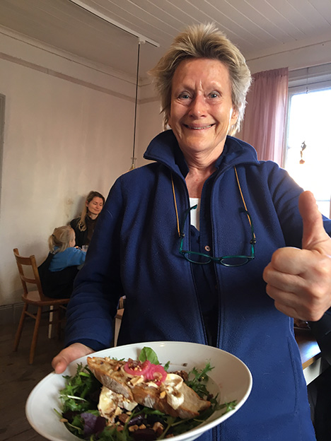 Antikhandlare Madeleine Tigerschöld är en driftig kvinna – här intar hon sin lunch på Bistron. Antikhandlare Madeleine Tigerschöld är en driftig kvinna – här intar hon sin lunch på Bistron.