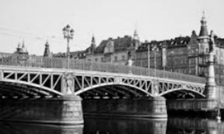 Djurgårdsbron sedd från Djurgårdssidan. I bortre broändan möter Strandvägen åt vänster och höger samt Narvavägen rakt fram. Djurgårdsbron sedd från Djurgårdssidan. I bortre broändan möter Strandvägen åt vänster och höger samt Narvavägen rakt fram.