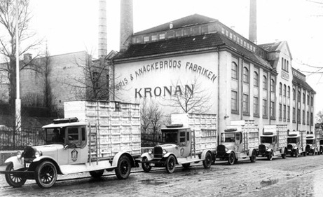 Spis- och Knäckebrödsfabriken på Sturegatan med distributionsbilar Spis- och Knäckebrödsfabriken på Sturegatan med distributionsbilar