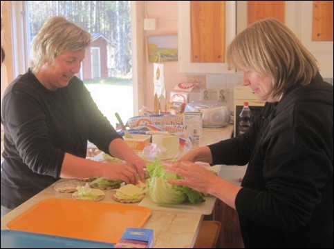 Pillan och Gunilla fixar mackor Pillan och Gunilla fixar mackor