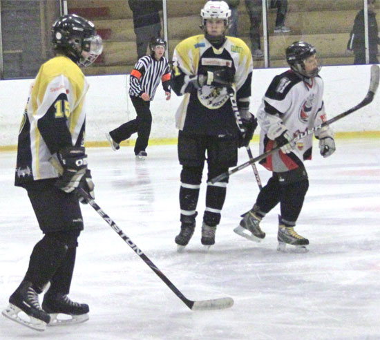 Matchens två stora lirare, #11 Brandon Zauers grattar Rosander till målet Matchens två stora lirare, #11 Brandon Zauers grattar Rosander till målet