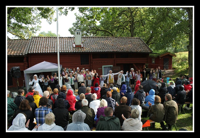 Men vi spelade alla föreställningar ändå i både regn och solsken! Foto: Mats Anderling Men vi spelade alla föreställningar ändå i både regn och solsken! Foto: Mats Anderling