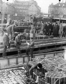 Smuggelsprit lossas i Stadsgårdshamnen efter det stora spritbeslaget vid Sundskär, natten till den 10 mars 1930. Tull och polis beslagtog mer än 20000 liter sprit. Foto Axel Malmström (1872 - 1945) Smuggelsprit lossas i Stadsgårdshamnen efter det stora spritbeslaget vid Sundskär, natten till den 10 mars 1930. Tull och polis beslagtog mer än 20000 liter sprit. Foto Axel Malmström (1872 - 1945)