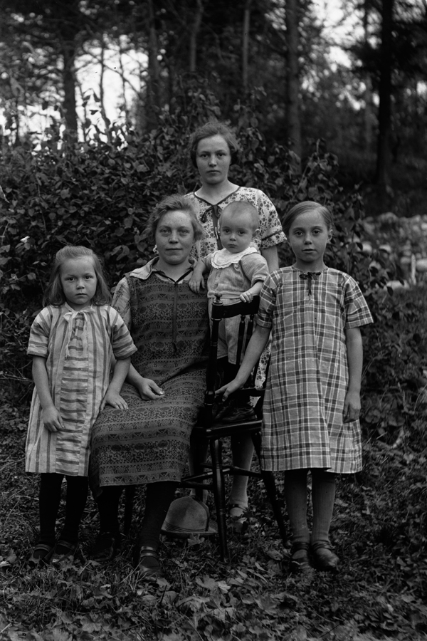 Magnhild, Agnes, Signe, Ivar, Jennie. Magnhild, Agnes, Signe, Ivar, Jennie.