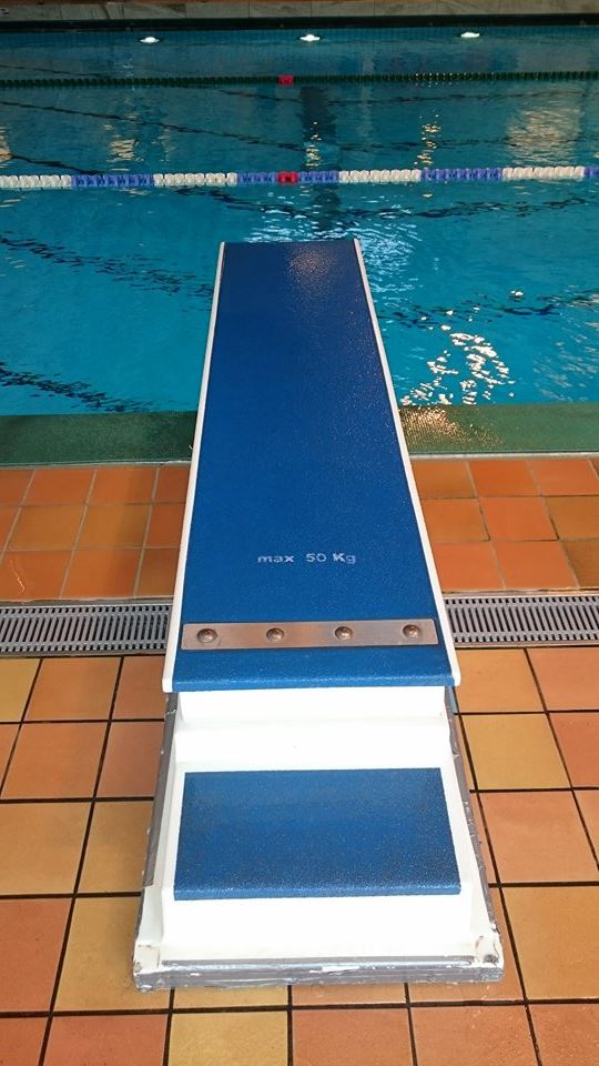 Den lilla svikten är till för små simhoppare - max 50 kg. Tydligt utmärkt! ( notera också de inte helt snygga silvertejpremsorna.) Den lilla svikten är till för små simhoppare - max 50 kg. Tydligt utmärkt! ( notera också de inte helt snygga silvertejpremsorna.)